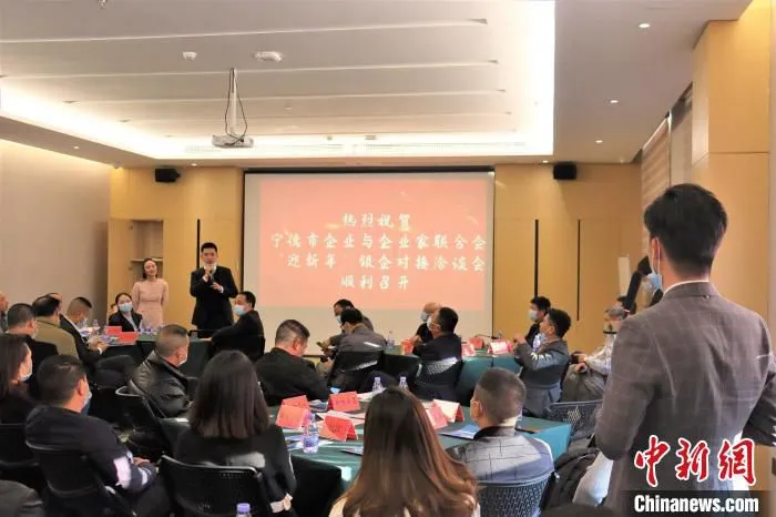 图为现场咨询金融问题。　吴允杰 摄