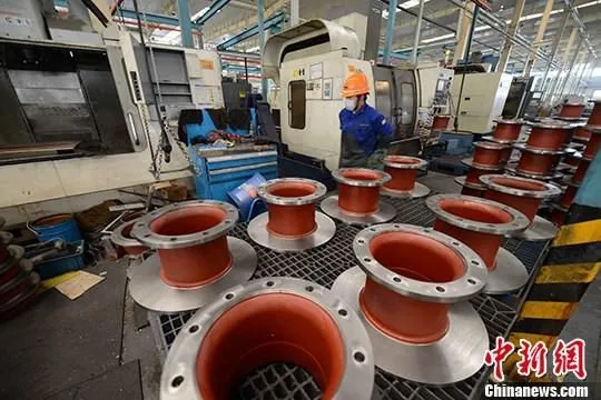 资料图：工人正在生产。 中新社记者 王东明 摄
