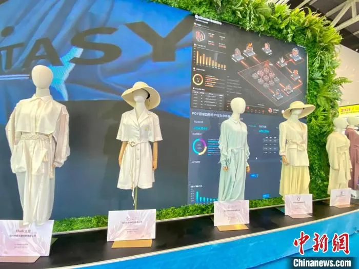 遴选出部分纺织公司研发设计的优秀作品 李典 摄