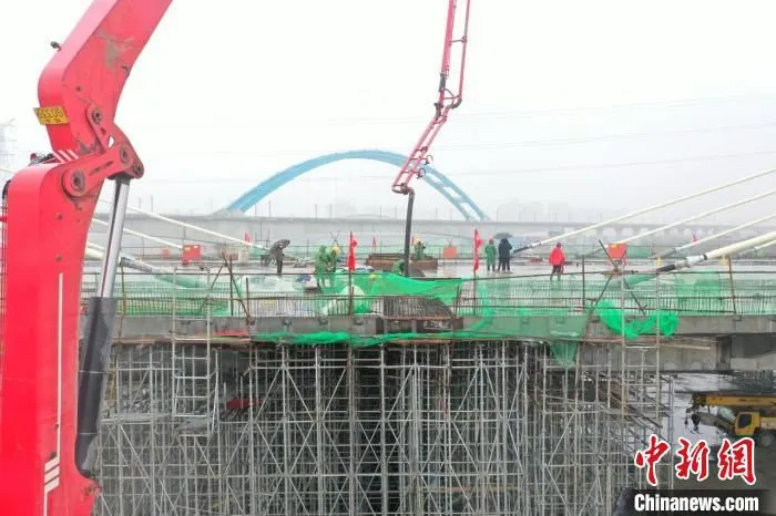 施工人员正在为玉兰大道桥合龙点浇筑混凝土。　华新平 摄