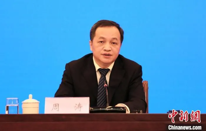 广西壮族自治区自然资源厅总工程师、自治区三调办主任周涛介绍相关情况。　蒙福运 摄