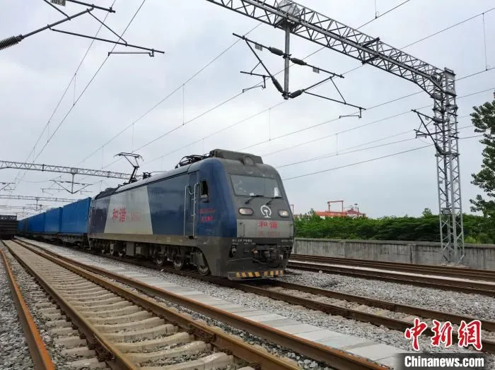 29日，武汉“阳逻港—杜伊斯堡”水铁联运测试班列成功发运 王洪洋 摄