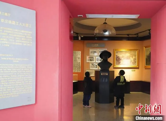 图为小学生在二七大罢工纪念塔内参观(资料图) 阚力 摄