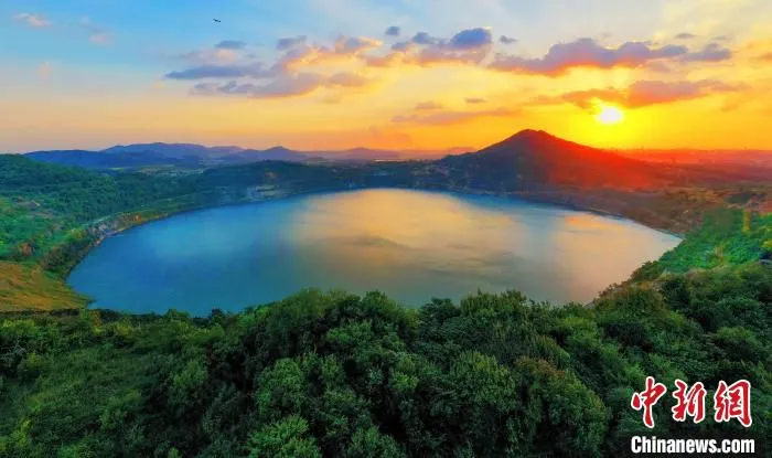 经过近几年的生态治理，如今的凹山采场以青山绿水的全新面貌回归自然。　马钢供图