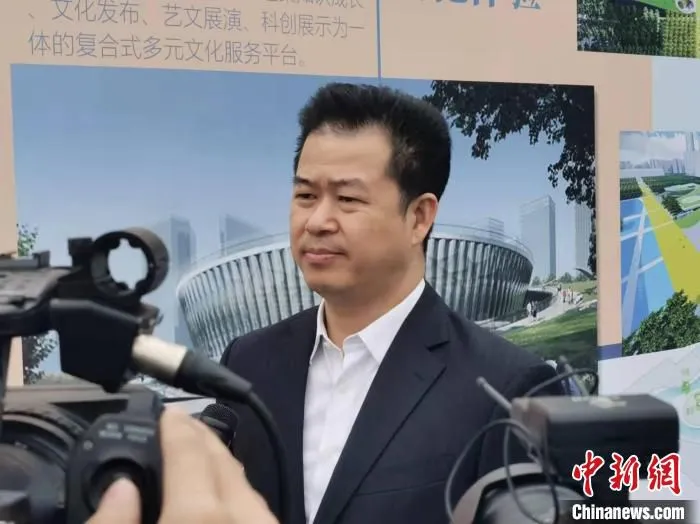 深圳出版集团党委书记、董事长唐汉隆接受采访。　郑小红 摄