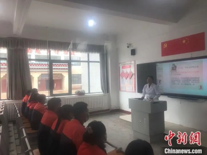 学生在那曲市职业技术学校上课。 中新网 左宇坤 摄
