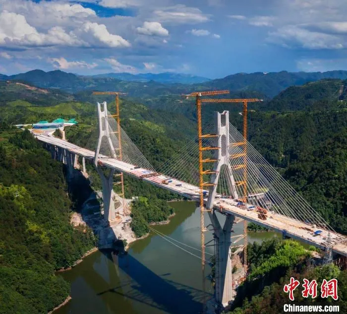 景文高速控制性工程高岭头水库特大桥。　徐金星 摄
