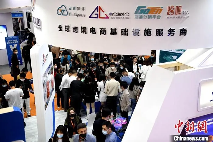 3月18日，首届中国跨境电商交易会在福州启幕，聚焦“链接跨境全流域，共建电商新生态”主题，为传统外贸和跨境电商间打造一座产销相通、共赢合作的桥梁，疏解新冠肺炎疫情影响下跨境贸易的堵点和痛点，推动传统外贸数字化升级。中新社记者 王东明 摄
