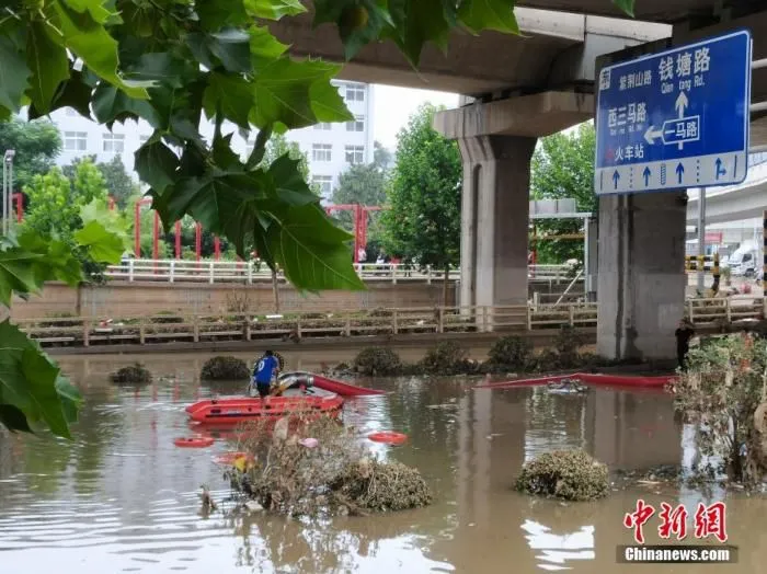资料图：河南省郑州市陇海路一处马路交叉口隧道排涝作业现场。中新社记者 李超庆 摄
