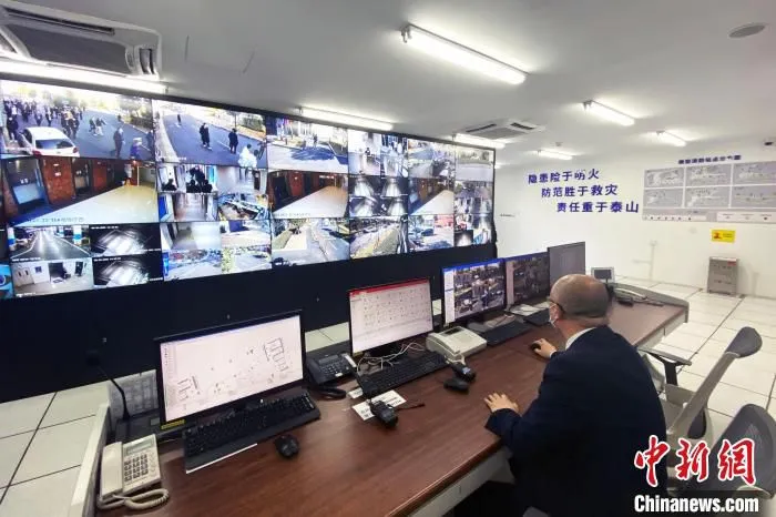 图为医院内工作人员正在查看院内视频。　上海消防部门供图