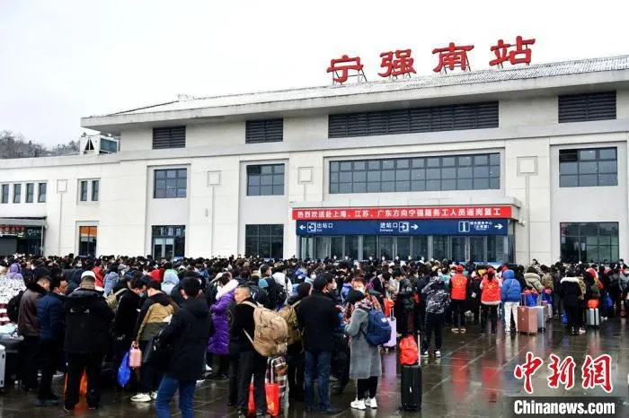 陕西开行今年首趟免费“点对点”定制高铁务工专列。　郝正国 摄