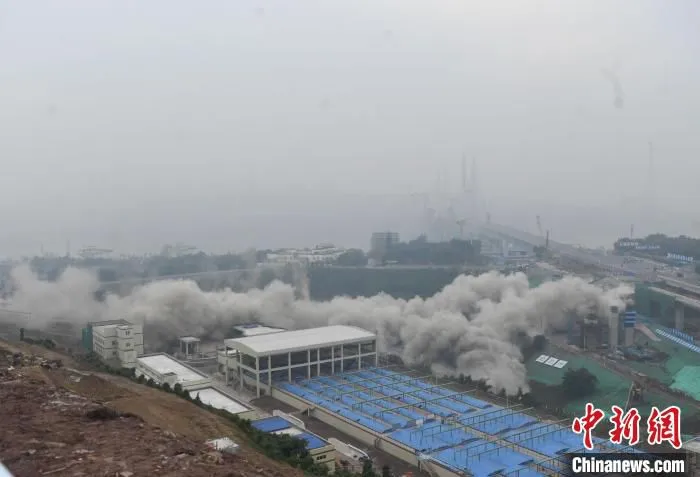 图为爆破拆除现场。　陈超　摄