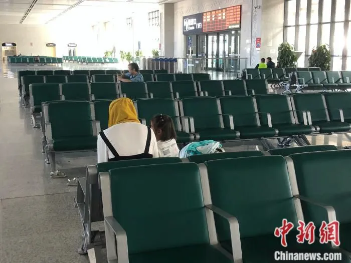 乘客在青海格尔木火车站候车准备去往拉萨。 中新网 左宇坤 摄