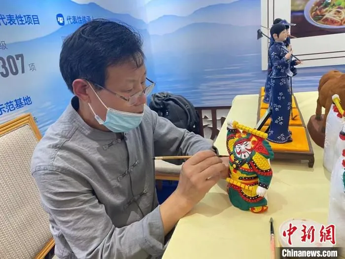 手工艺人在现场制作“枣庄泥塑”。　吕妍 摄