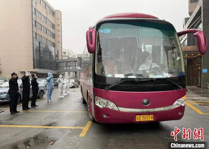 越城区首批次密接人员解除集中隔离，他们将返回家中继续实行7天居家隔离 越城宣传部 供图