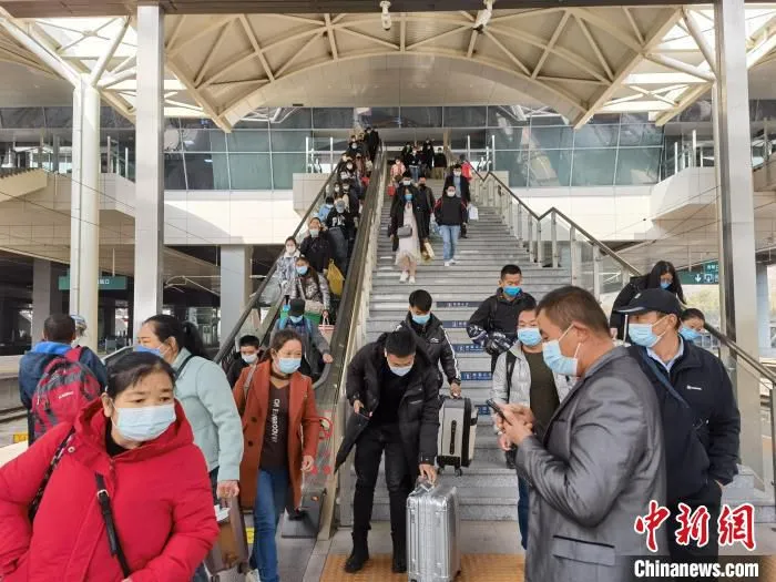 资料图为11月16日，西宁火车站内的旅客。　祁增蓓 摄