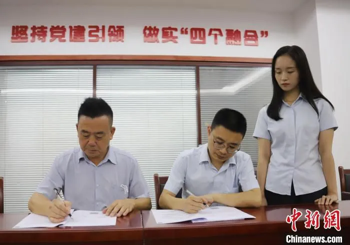 中国建设银行与顺祥食品有限公司签订合作协议。　宋梅 摄