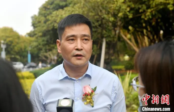 图为菲律宾丰城建材公司董事长赵少云接受记者采访。　吕明 摄