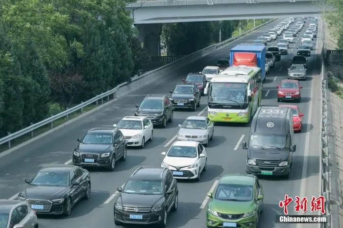 资料图：高速公路车流。中新社记者 贾天勇 摄