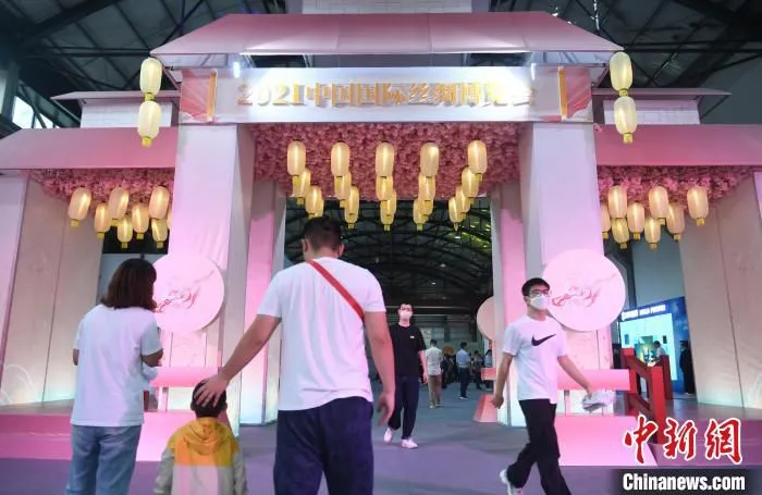 丝鹿东方·2021中国国际丝绸博览会现场。　王刚 摄