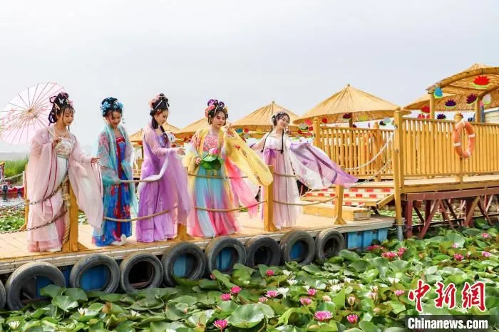 在博斯腾湖莲海世界景区广场上，一场庄重典雅的汉服秀活动吸引游客驻足观看。　年磊 摄