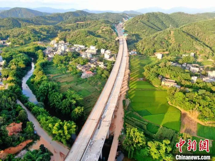 航拍建设中的浦清高速。　广西中交浦清高速公路有限公司供图