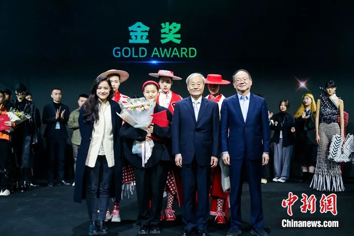 第29届中国国际青年设计师时装作品大赛决赛尘埃落定，海内外设计师角逐激烈。中国国际时装周组委会提供