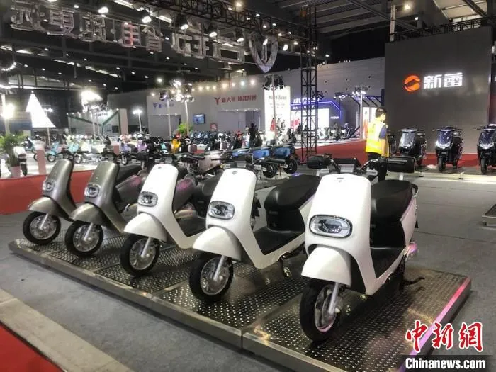 图为参展的电动车。　孙权 摄