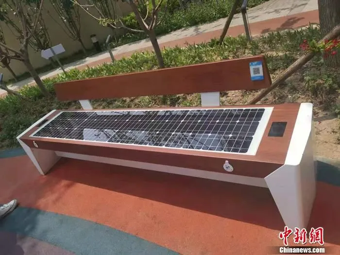 图为小区内的智慧座椅。 中新网记者 谢艺观 摄