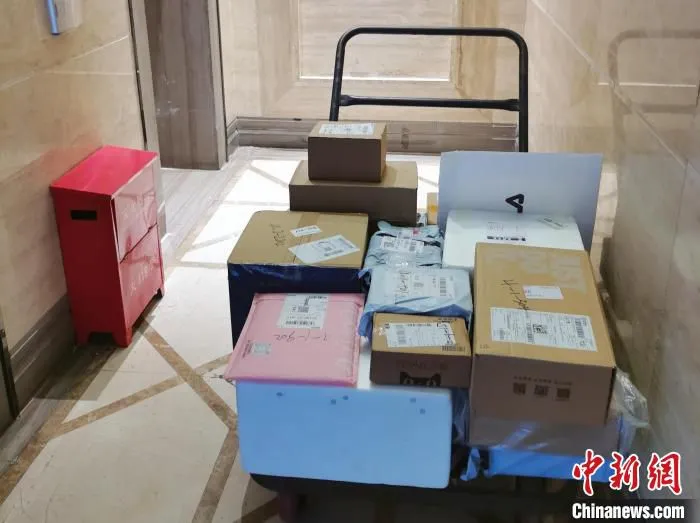 一位快递员需要配送的快递。　胡亦心 摄 