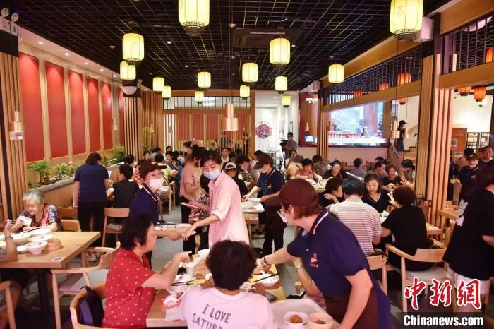 图为顾客在厦门沙县小吃旗舰店用餐。 许琰 摄 图为顾客在厦门沙县小吃旗舰店用餐。 许琰 摄