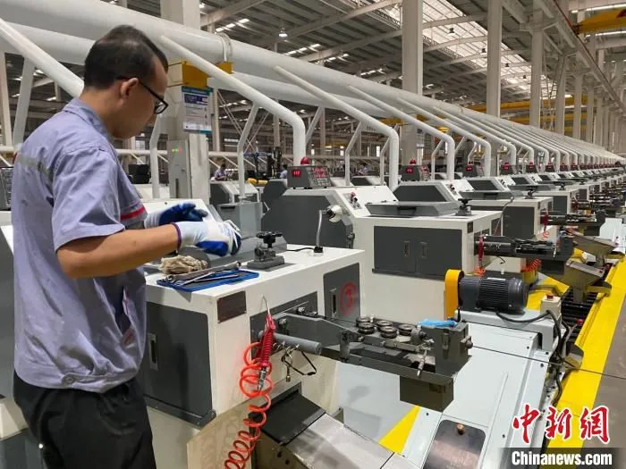 在永年工业园区，深圳大和实业有限公司工人正在车间工作。　胡高雷 摄