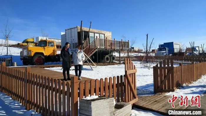 在房车营地可看到雪山，让人心旷神怡。　陈咏梅 摄