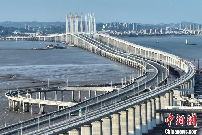 跨海双桥并立成为泉州湾一道靓丽的风景线。　中交二航局供图
