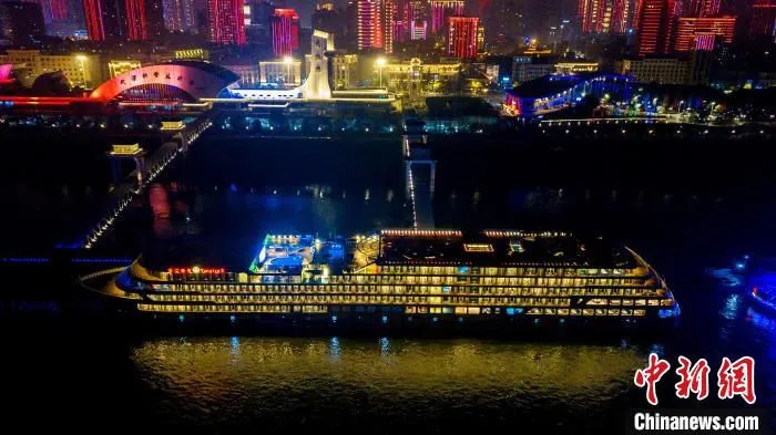 图为，夜幕下的“长江叁号” 长航集团供图