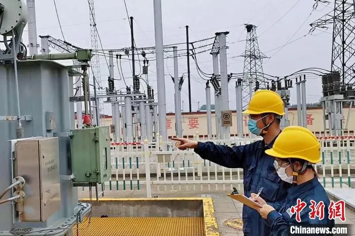 国网晋州市供电公司员工对变电站设备开展雨后特巡，对设备关键部位开展红外测温。　彭磊 摄