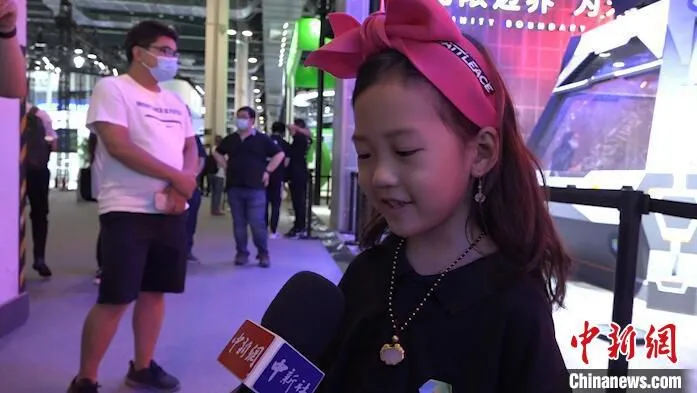 国内最小的格斗机器人选手步轩漫在表达自己比赛时的心情 张践 摄