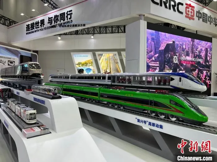 2021轨博会期间，中国中车展出的“复兴号”等动车模型。　刘曼 摄