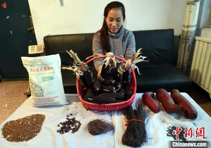 图为在夏村群子家庭农场，农户正在展示黑小麦、黑玉米等特色农产品。　郑佳庆 　摄