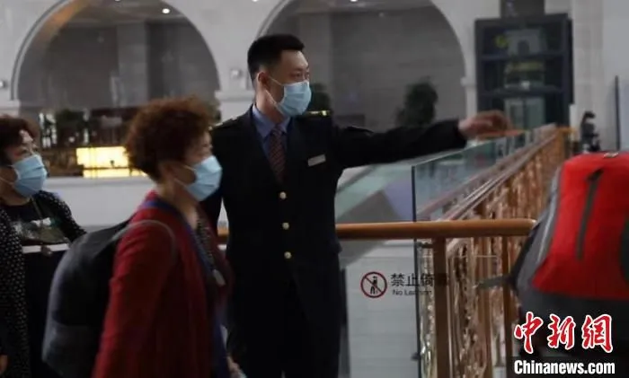 哈铁工作人员为乘客提供服务。　哈铁提供