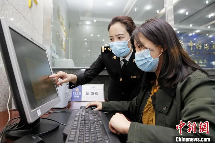 图为拉萨海关工作人员现场指导企业办理RCEP原产地证明书。　拉萨海关供图