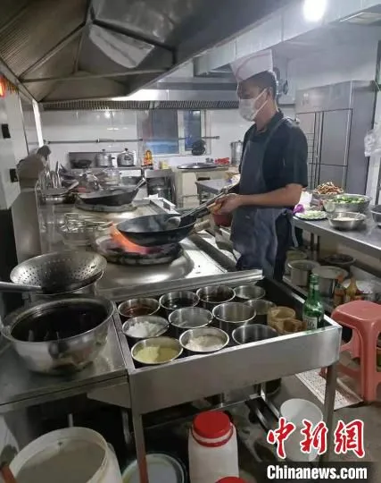 翟成煜经营的饭店通了天然气 长春燃气净月分公司供图