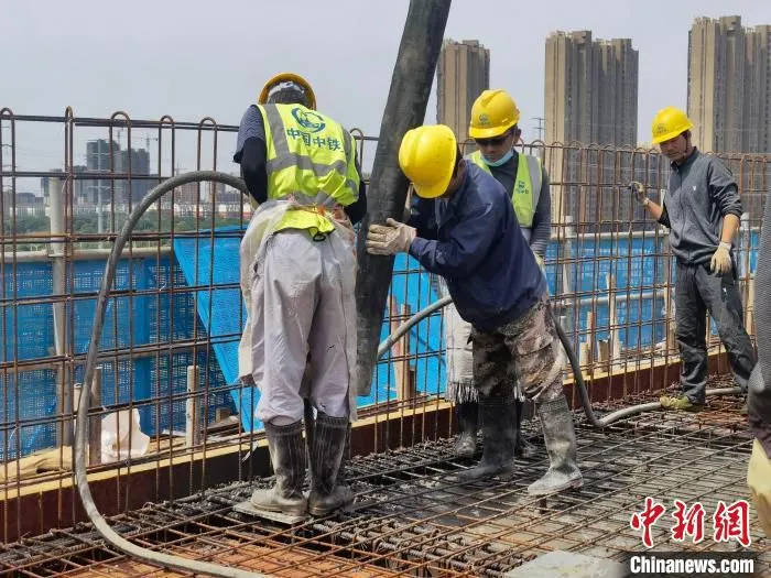 建设人员正在施工。　许谦 摄