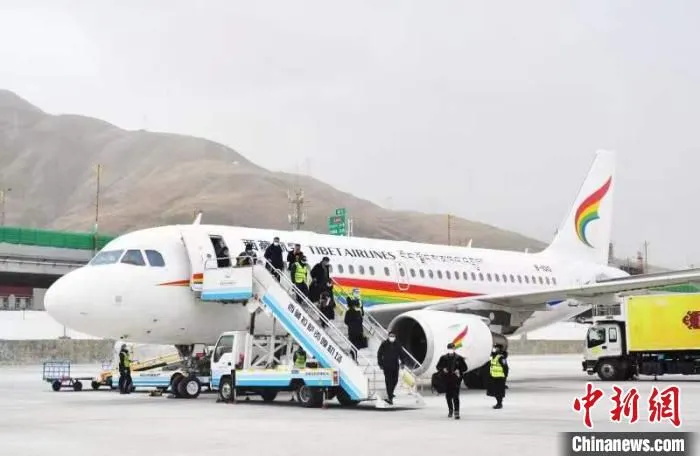 图为TV9850航班安全抵达停机位，乘客正在下机。　民航西藏区局供图