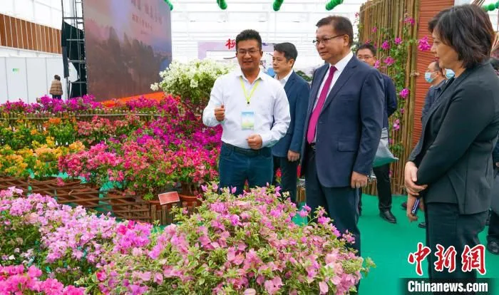 图为与会领导嘉宾在广西花卉苗木交易会主会场巡馆。　蒋丰慧 　摄