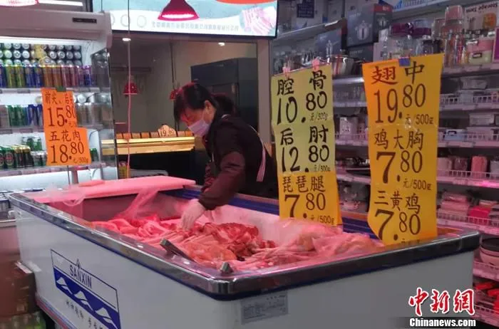 北京西城区某超市猪肉摊。 中新网记者 谢艺观 摄