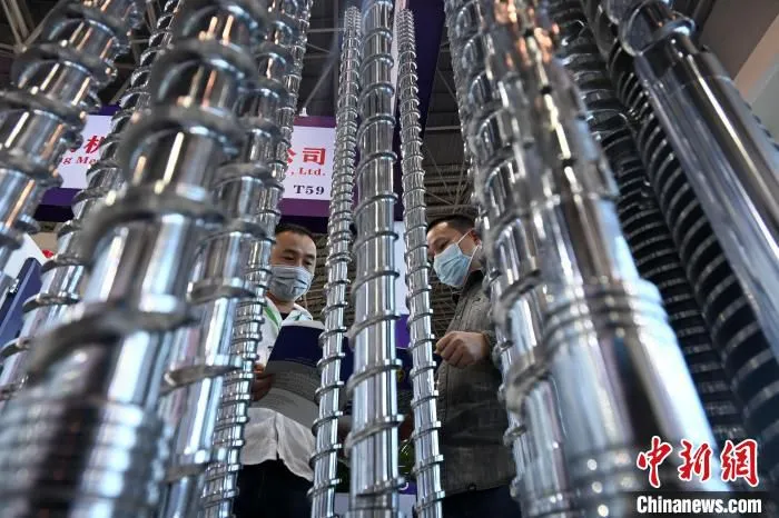 图为第三届中国·沧县塑料中空制品展览会现场。　翟羽佳 摄