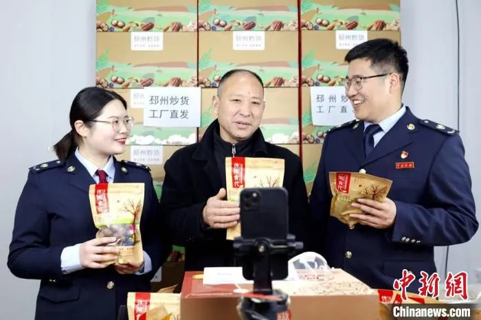 邳州市税务局税收服务小分队走进邳州炒货电商直播园“点对点”开展精准服务。　王颖 摄