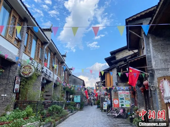 图为桂林市阳朔县兴坪古镇步行街。　林洁琪 摄