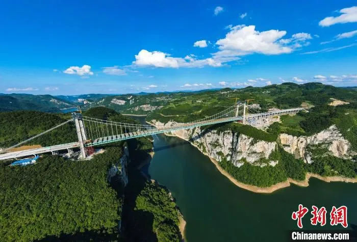 航拍金烽乌江大桥。　邓刚 摄